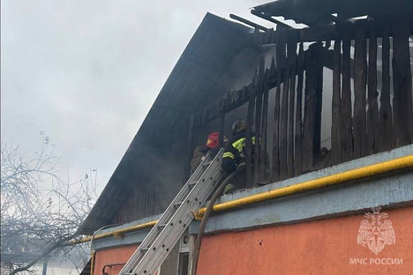 Пожилая пара спаслась из горящего дома в Кохме